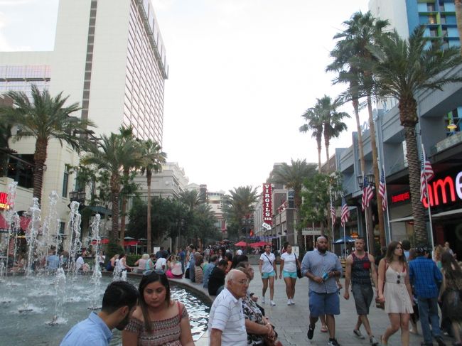 7時過ぎても、明るいし、暑いです。<br />ホテルに帰って、明日からのドライブに備えて早めに休みます。