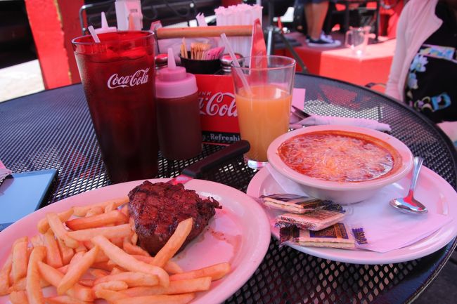 アメリカンダイナーですね。途中から生演奏が始まって、イーグルスのテイクイットイージーやホテルカリフォルニアを聴きながら最高の時間でした。<br />