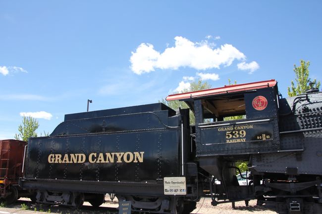 蒸気機関車が展示してありました。