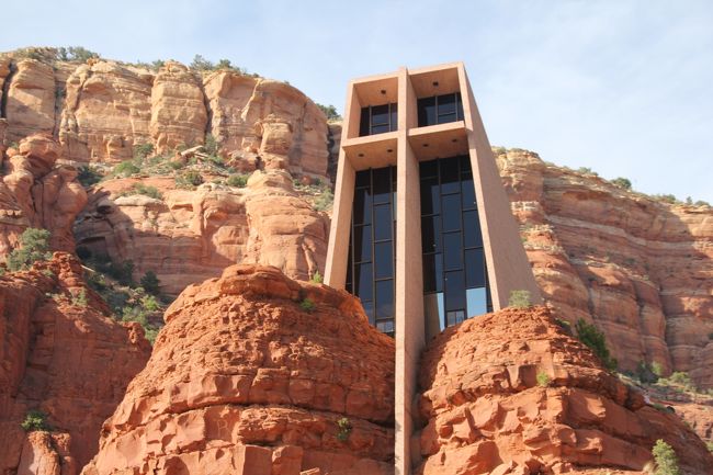 観光します。<br />まずはホーリークロス教会。