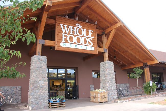 帰りにホールフーズに寄ってみますが、セドナらしいエコバックはありませんでした。