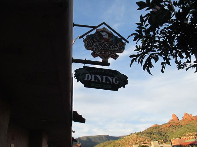 7時近くになったので夕食にします。名前が読めないメキシカンレストランにしました。