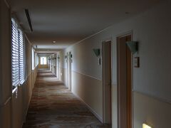 今回の宿は、フルーツの丘に建つフルーツパーク富士屋ホテル。
宿泊フロア（5階）の廊下。
