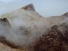 雄山のピークの一つと水蒸気をあげる噴火口