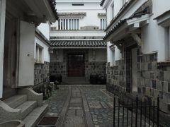 続いて倉敷民藝館にやってきました。

画面右側のミュージアムショップから入館、正面内部建物を巡って
左側の建物から出てくるようになっていました。

展示品は家具や陶磁器など。
ミュージアムショップはガラス製品や和紙などを置いていました。
