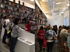 【じゃぱんハウス／サンパウロ／ブラジル】

日本の本が並べられていますが...日本語の本ばかりなので、現地の方にどのように映っているのか....不明です。

本棚の一番奥には、明治大学の東京国際マンガ図書館が寄贈してくれた「漫画」が置いてある為、若者が集まっています。