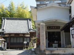 円満寺

一寸ニ尺（3.67m）の白塗りの地蔵尊が祀られています。