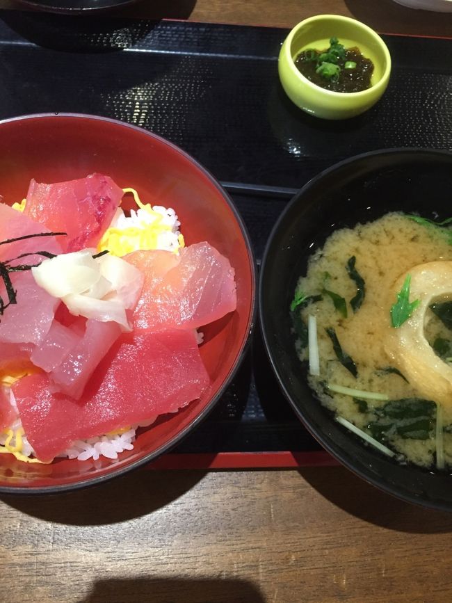 石垣市内に戻って お土産をかいに 公設市場など アーケードで お土産を買いました。ひとつの店を決めて まとめ買いすると お得。お菓子なんて 似たものです。やっぱり ちんすこうが 配りやすくて お手頃。美味しいしね。<br />  そのまま フラフラ お菓子の試食やらで お腹大きいけど お昼時。石垣フェリーターミナルまえの サバニ船で マグロ丼。美味しかったぁ！<br /> 他メニューも色々ありましたが 満腹です。