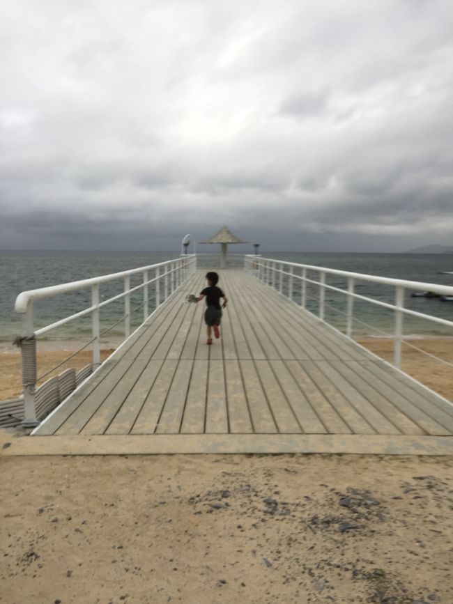 <br />とりあえず シャワー浴びたいのでホテルに向かいます。四時頃着。今回も 追加料金を払って 念願の フサキリゾートヴィレッジ♫♫♫<br />  良かったぁー。ホテル内だけで リゾート感満載で。連泊したかったぁー泣<br /> 天気が良いのは この日までなんで とりあえず私は 海を満喫したくて フサキビーチで シュノーケリング！遊泳地区内に ニモもいて 大満足です。さすがに あまり透明度は低いけど でも 寒くもなく 遊泳時間まで 満喫です。<br /> 他のメンバーは ホテル内の スタンプラリーに行ったり 海岸を散歩したり。<br />  ホテル内の敷地も広くて 南国景色が広がって とても 癒されました。