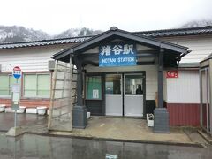 猪谷駅の駅舎。
昭和5年11月開業時からの駅舎で、87年の歴史を持っています。
当駅は、JR東海とJR西日本の境駅となり、管理はJR西日本が担当しています。
今は、無人駅です。
