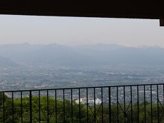 チャペル回廊から甲府盆地を望む。富士山が一瞬現れる。
