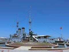 三笠公園の、東郷平八郎像と記念艦「三笠」。日露戦争でバルチック艦隊を破った戦艦。
グルメきっぷで入場料600円→500円に割引。