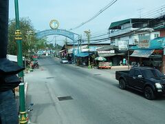 ここからはトントンと進みます。
水上マーケットには、9:40過ぎに着きました。

「WELCOME TO DAMNOENSADUAK FLOATING MARKET」と書いてあります。