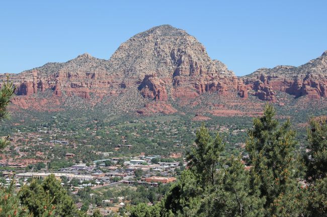 車で約10分、エアポートメサ。パーキングが３ドルでした。<br />麓には住宅街が広がります。どこにいても素晴らしい景色のセドナ。<br />世界有数のパワースポット！