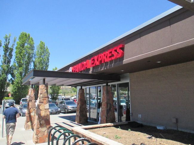 途中の89号線で大好きなPandaExpress発見。