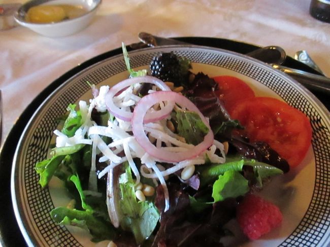 サラダ。二人でシェア。