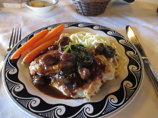 チキンなんとかエルトバーみたいな名前でした。<br />ホテルの名前が入っているので、一押しかな？と思いオーダーしてみました。<br />やわらくて美味しかったです。