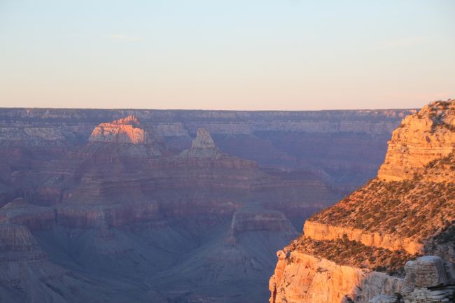 早めにディナーを済ましたのは、サンセットを見るためです。<br />ホテルの目の前で色々な国の人たちと見ました。<br />この雄大な景色は例えるもがありません。5度目のグランドキャニオンですが感動は色あせることありません。必ずまた来るぞ！！
