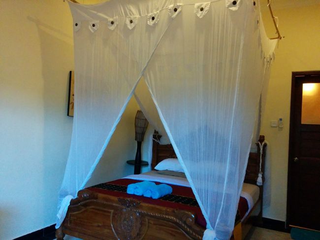 寝室です。<br /><br />やっぱり２ベッドルームで、リビングを真ん中に左右対称に２つの部屋があります。<br /><br />で、驚きは、２つとも使ってよいとの事！！<br /><br />いきなり別居です（笑）<br /><br />でも、広いベッドを独り占めするのは気持ちが良いですよね～。。。