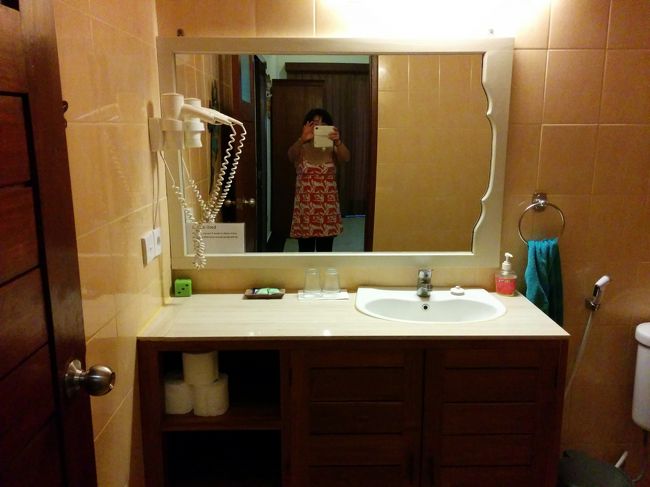 こちらがバスルーム。<br /><br />シンクは一つですけど、各々あるので問題なし。<br />