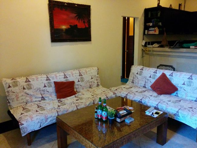 さて、建屋に入りましょう。<br /><br />リビングルームです。<br /><br />とは言え、ダイニングにもしてましたけど。<br /><br />入った瞬間にキャー！！って、思うくらい広くて、テンション↑↑