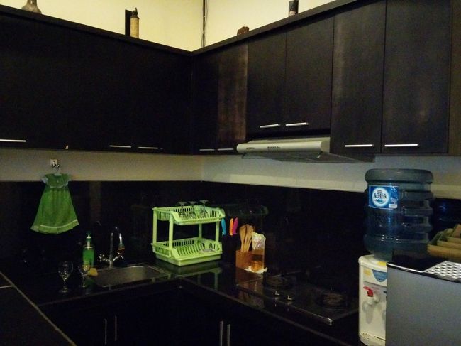 ガスコンロは三つ口だったかな？四つ口だったかな？<br /><br />お水もサーバーで置いてあります。<br /><br />食器もまな板も包丁も全部完備。<br /><br />ほんと、暮らせます。