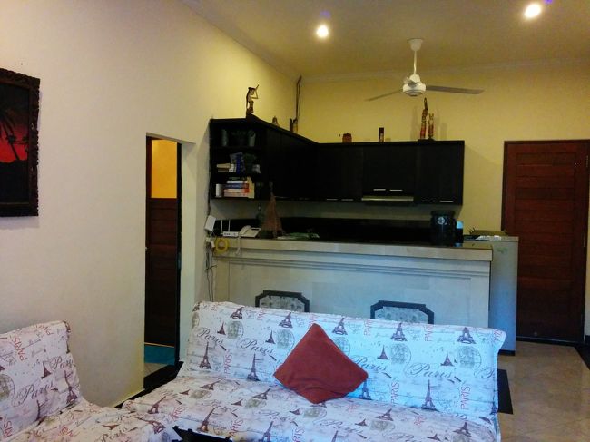 奥の黒っぽいのがキッチンです。<br /><br />写真を撮り忘れましたが、右手奥の黒い扉の向こうはテラスになっていて、<br />洗濯機がおいてあります。<br />洗濯干し台も置いてあるので、長期に居てても全く問題ありません。