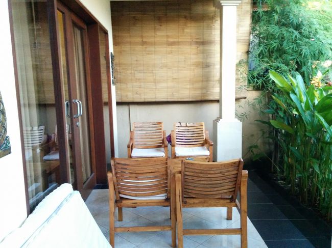 建屋の入り口にはテーブルのセットがあります。<br /><br />４脚だから２ベッドルームヴィラかな？<br /><br />？マークを付けているのは、ヴィラはヴィラだったのですが、ａｇｏｄａの表現が良く解らなくて、一軒家一棟貸みたいにも受け取れて、来てみるまでは解りませんでした。