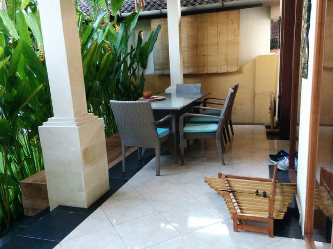 逆サイドにもテーブルとイス。<br /><br />どんだけの人数収容なの？<br /><br />あと、ガムランが置いてありました。<br />チョット音程くるっているのもあったけど、嬉しそうにたたいちゃった（笑）