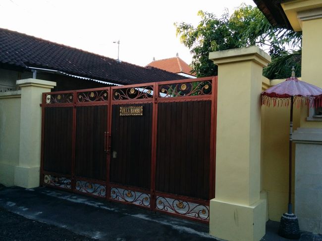 こちらが、今回お世話になるヴィラ　ＢＵＭＢＯＯ　ＶＩＬＬＡです。<br /><br />こちらはガレージの門。<br />