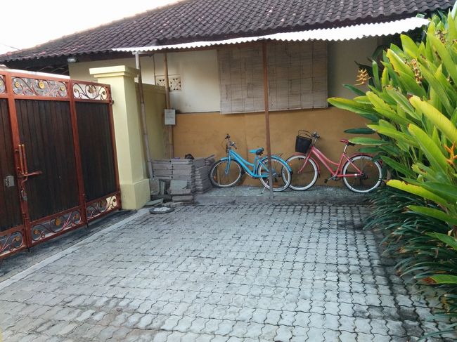 こちらがガレージ。<br /><br />自転車２台も、フリーで使ってよいとの事。<br /><br />助かります（＾＾）ｖ