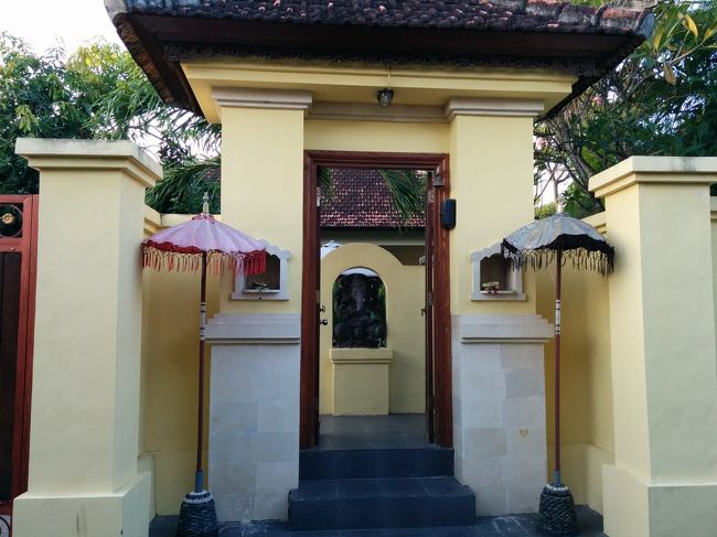 そして、こちらが家の入口。<br /><br />門の閉じた写真なし（＾＾；）