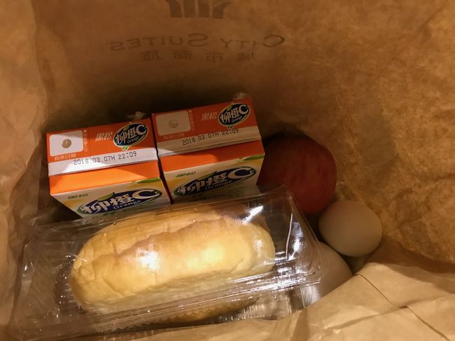 いただいたランチボックス！<br />ツナサンド・オレンジジュース・ゆで卵・りんご丸ごと(笑)<br />実は、朝　千歳のラウンジからいただいて来たおにぎりを食べたのですが…<br />食べました（笑）全部は無理ですけどねψ(｀∇´)ψ<br /><br />