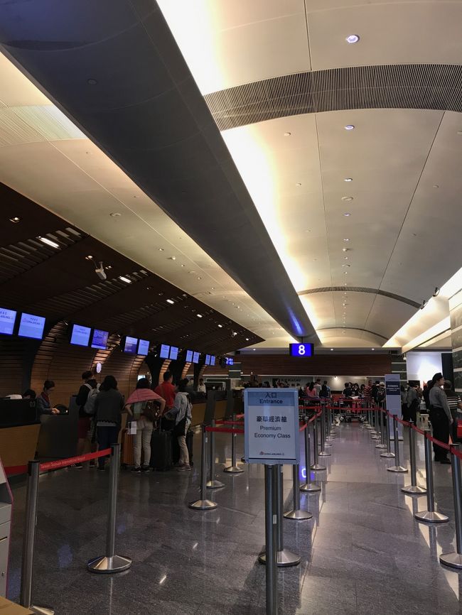 シンガポール行きの飛行機は7:50出発。<br />5:30にチェックアウト<br />前日 チェックインした時に チェックアウトの時間とタクシーを呼ぶ時間とランチボックスはいる？<br />って聞かれました。<br />ちゃんと時間通りにタクシーが準備され、ターミナルの番号を聞かれ、3分くらいでターミナルに着きました。<br />サービス完璧！