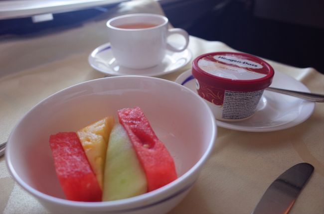 デザートのフルーツとハーゲンダッツ<br />ジャスミンティー