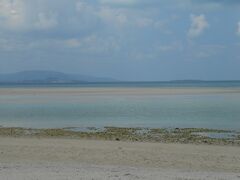 短パンなら向こうの砂浜の島まで行けます。実際人いましたから・・・

潮満ちてきたら大変ですが・・・