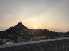 １８：００

プロメテウス火山の向こうに沈んでいく夕陽を見ながらシーを後にします。