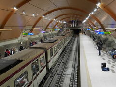 ソフィアの地下鉄は路線が２つ。このセルディカ駅でクロスしています。
