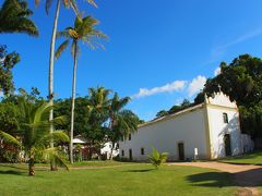 「Centro Historico（セントロ・イストリコ、旧市街）／ポルトセグーロ／バイーア」

この丘の上にブラジルで最初といわれる教会が存在します。

大航海時代に植民を続けていた各宗主国は、キリスト教の伝導がお題目だったので、最初に到達した地には、必ず教会を建てて行きました。