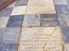 「Centro Historico（セントロ・イストリコ、旧市街）／ポルトセグーロ／バイーア」

床には、何か書かれています。

あれ、これ名前が書かれている...もしかして、この床の下に...この名前の主が眠っている....？