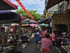 そして、一駅分てくてく歩いて向かったのが、

雙連朝市(シュアンリェンチャオシー)。
300ｍほどの細い道での朝市。
たくさんの人でごった返しています。