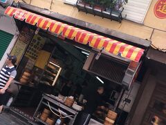 グルメ第４弾『小籠包』

小籠包=鼎泰豊だけど、日本でも行ったし。

ということで向かったのが、

永康街にある『金鶏園』。安くて美味いと口コミ高かったので。