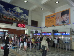 『台鉄 花蓮駅』
花蓮駅に明日のチケットの発券に来ました。
思ったより混んでます。