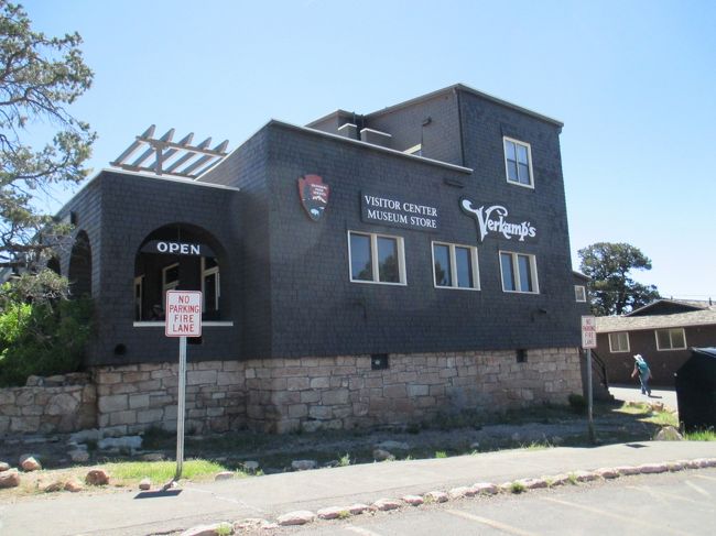 ４日目<br />遅めにチェックアウトします。敷地内のビジターセンターを覗いて、次の目的地の<br />モニュメントバレーに向かいます。