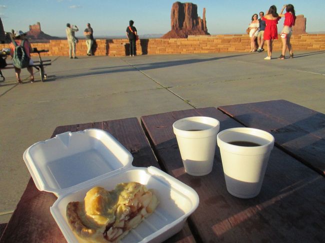 まだ陽が高いのでデッキでコーヒータイム。<br />どこからもビュートが見えます。