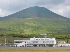 ヘリで青ヶ島から20分ぐらいで八丈島空港に到着。