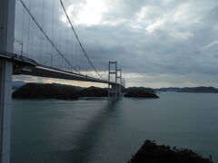 大島の宮窪から道の駅よしうみいきいき館前までバスでワープ。

いよいよラスボスの登場です。来島海峡大橋です。全長４ｋｍあります。