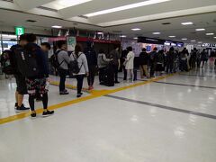 陸路国境超えで現地SIMが手に入らないかもしれない。安全のためルータをレンタルした。成田２タミで引取。空港第2ビル駅に6:53着の電車でいったらこの行列。
「J WiFi & Mobile」