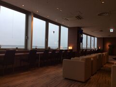 いつもはこみこみのラウンジもガラガラ、ひと時のティータイムです。