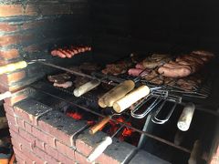 【肉、にく、ニク....】

ともかく、肉尽くしのこの国。

この肉を焼く設備（シュハスケイラChurrasqueira）は....ブラジル人にとっては、一家に一台、完備。

写真は、ある日、ブラジル人の別荘を訪問した時にパチリ。